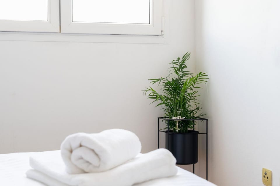 Bed, Bedroom, towels