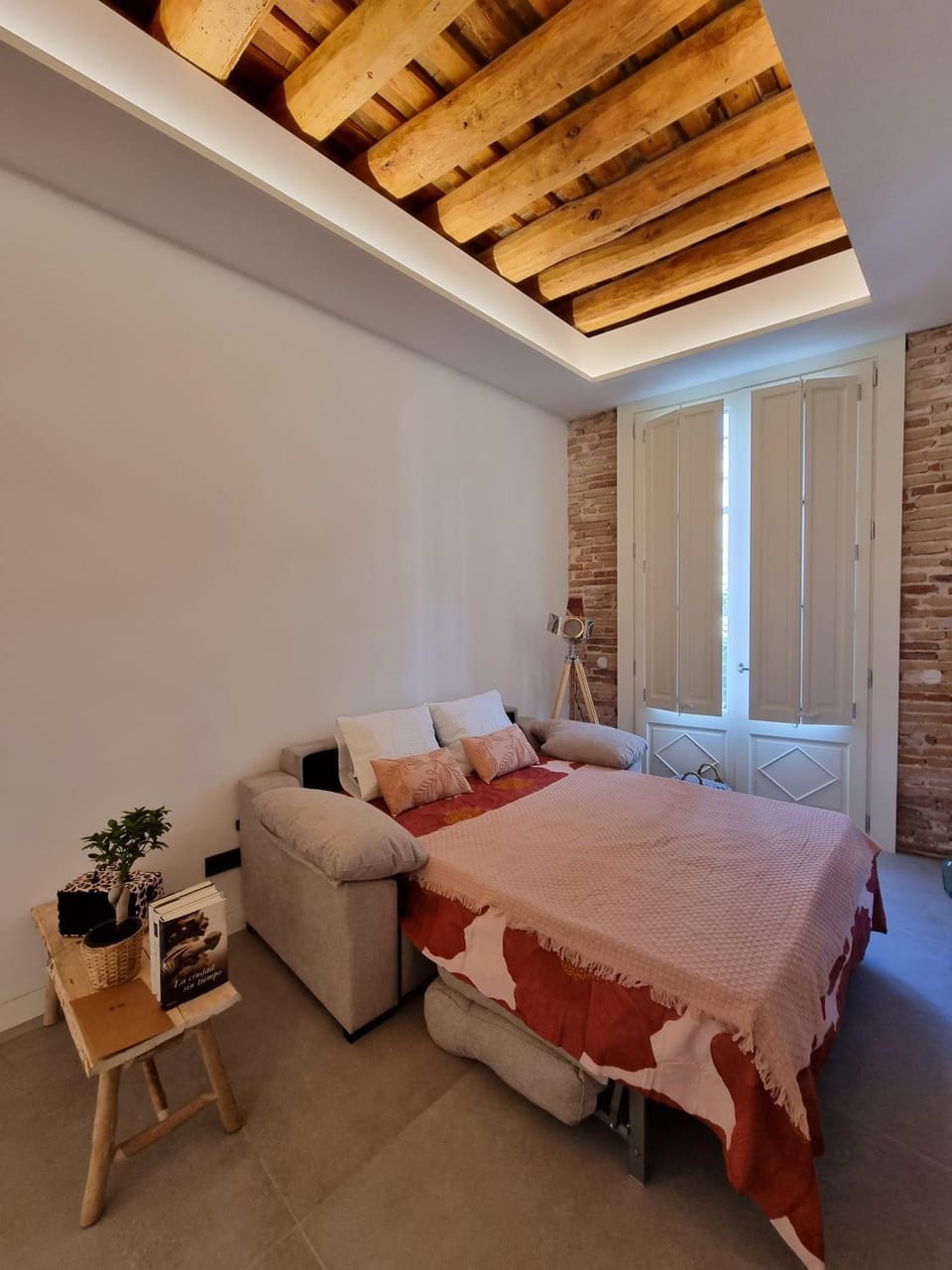 Bed, Living room