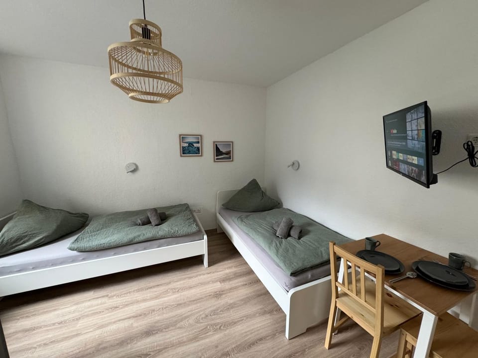 Bed, TV and multimedia, Photo of the whole room, Seating area, Bedroom