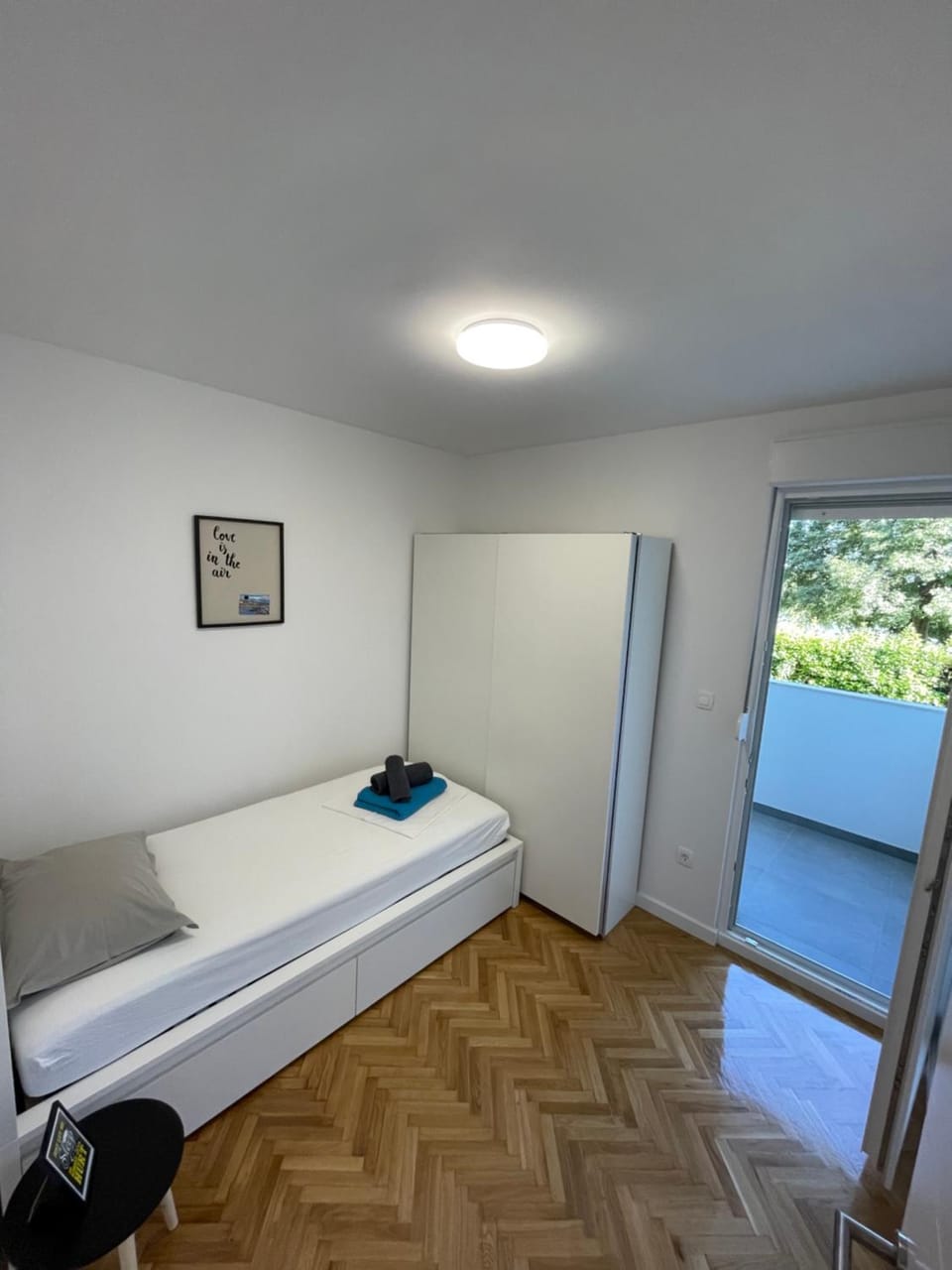 Bed, Bedroom, towels