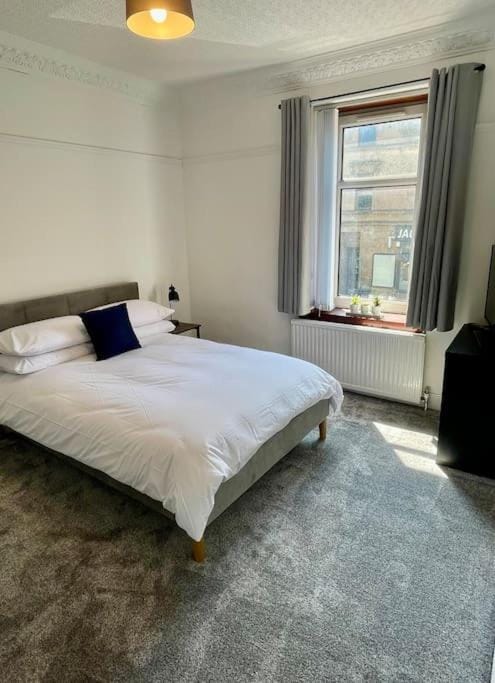 Large 2 bed near Glasgow Airport Apartment in Paisley