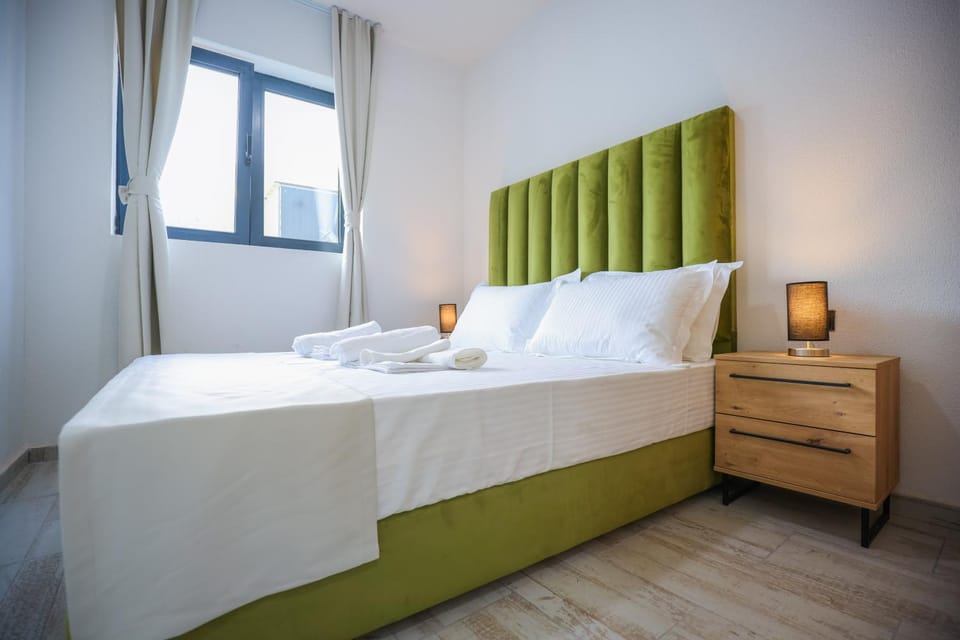 Bed, Photo of the whole room, Decorative detail, Bedroom, bunk bed, towels