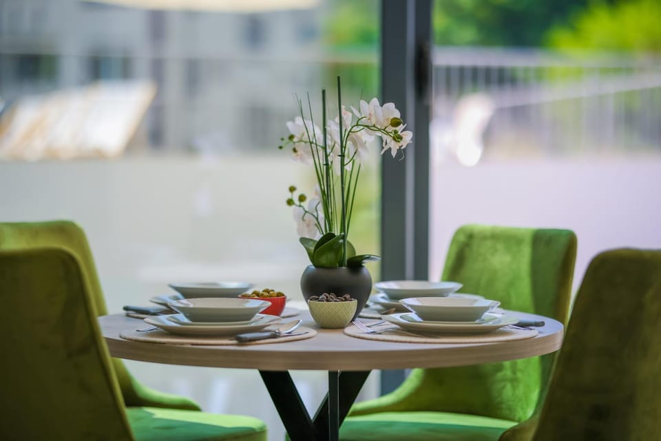 Patio, Restaurant/places to eat, Day, Coffee/tea facilities, Kitchen or kitchenette, Living room, Food and drinks, Decorative detail, Seating area, Dining area, Communal kitchen, Food, Breakfast, Lunch, Dinner, Time of day
