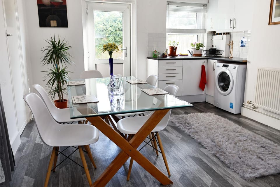 Coffee/tea facilities, Kitchen or kitchenette, Living room, Seating area, internet, oven, toaster