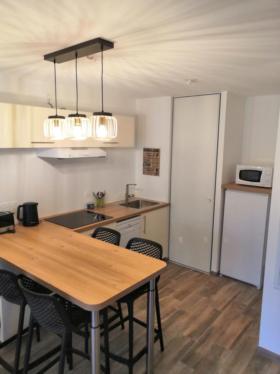 Kitchen or kitchenette, Dining area, minibar