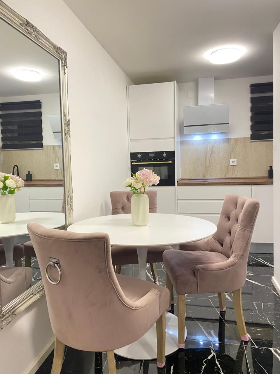 Kitchen or kitchenette, Seating area, minibar, pet friendly