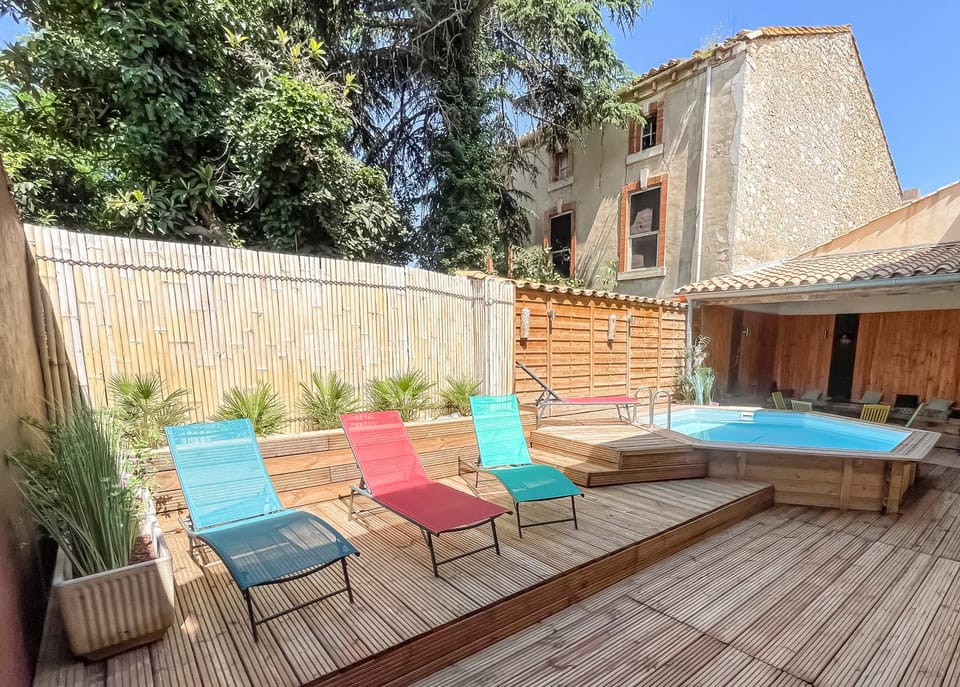 Patio, Swimming pool, sunbed