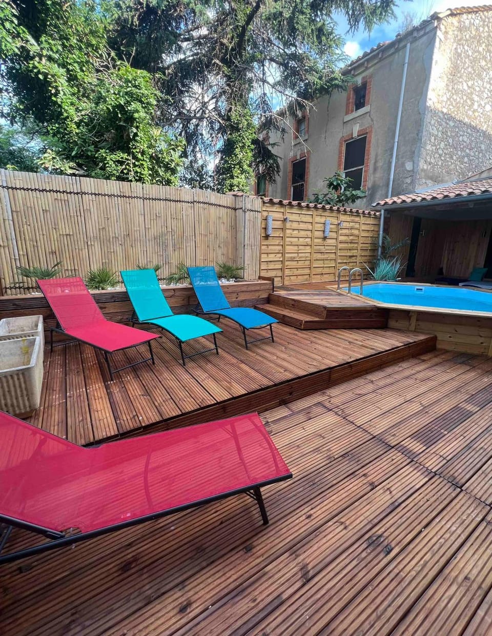 Swimming pool, sunbed