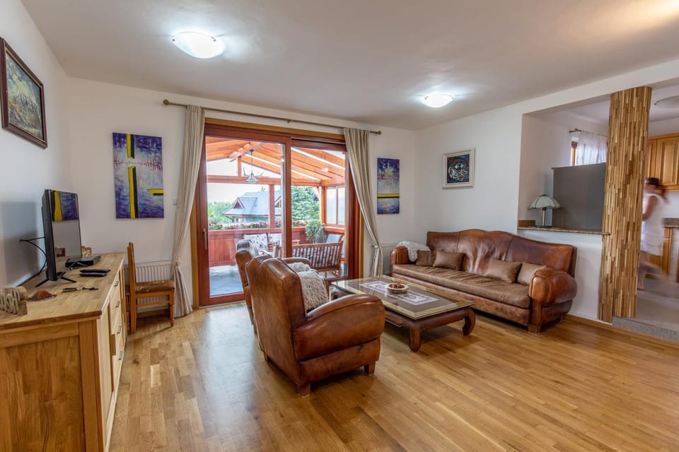Communal lounge/ TV room, TV and multimedia, Living room, Seating area