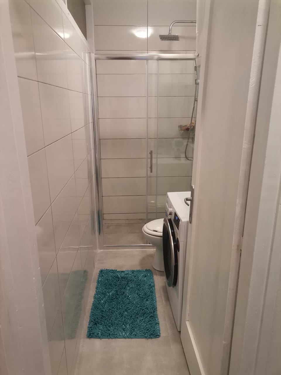 Shower, Toilet, Bathroom, towels, washing machine