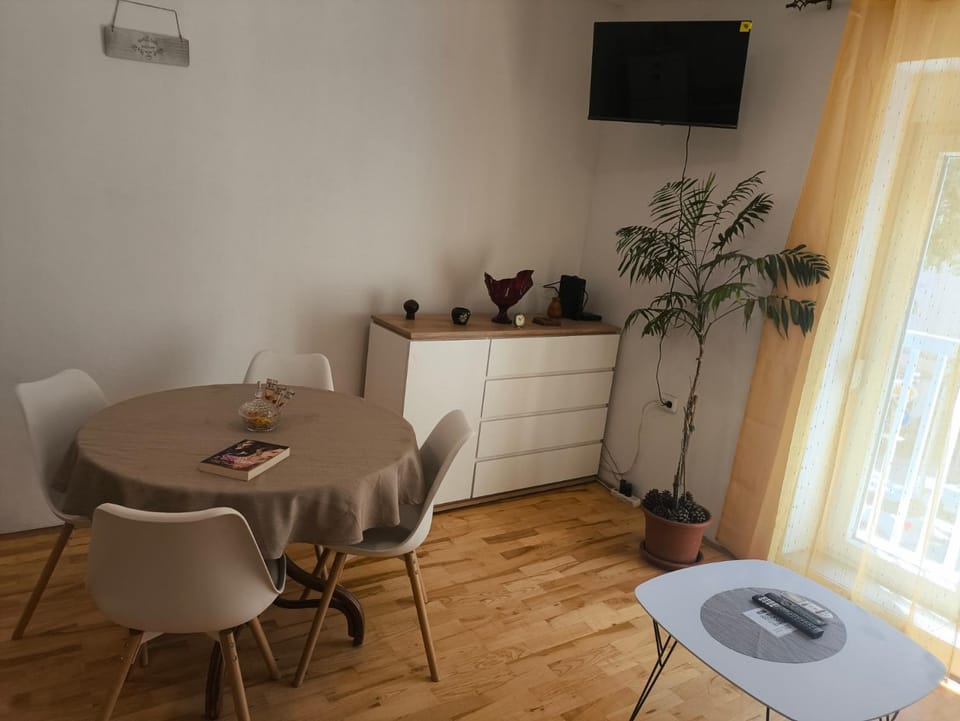 TV and multimedia, Living room, Seating area, Dining area