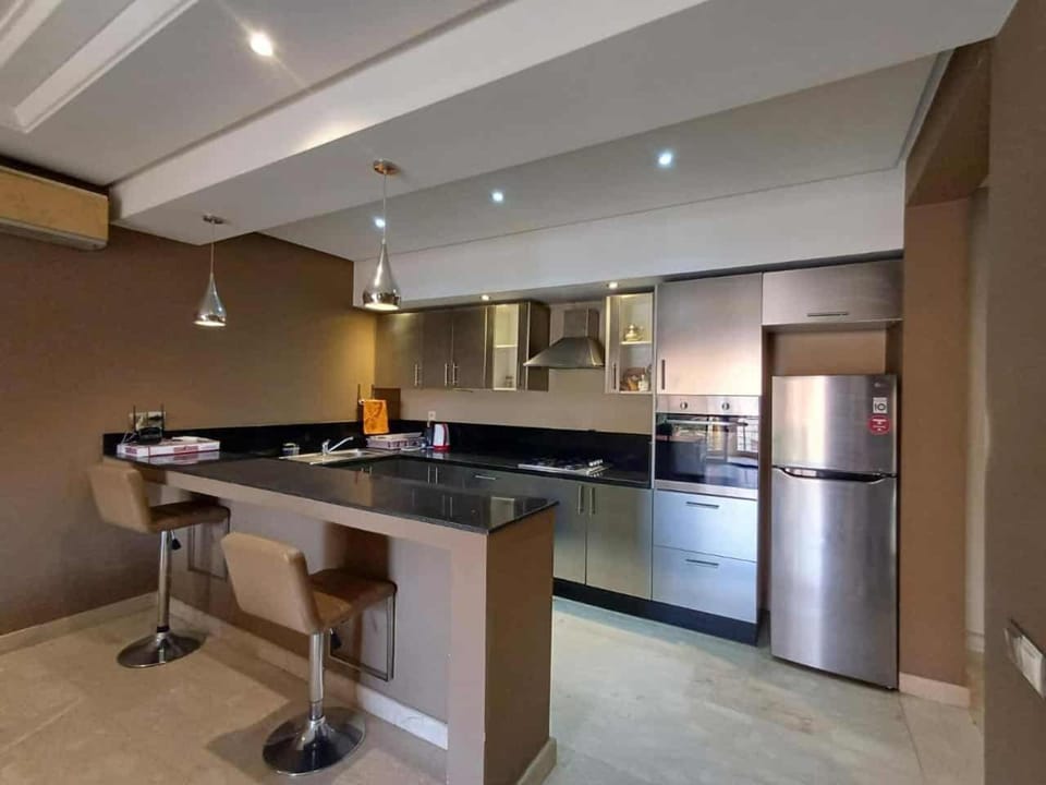 Kitchen or kitchenette, Dining area, dishwasher, minibar, oven, stove