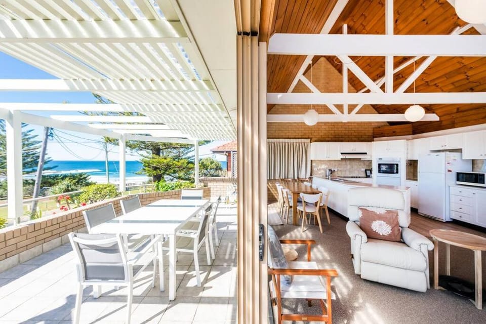 Patio, Natural landscape, View (from property/room), Balcony/Terrace, Kitchen or kitchenette, Living room, Seating area, Dining area, Sea view