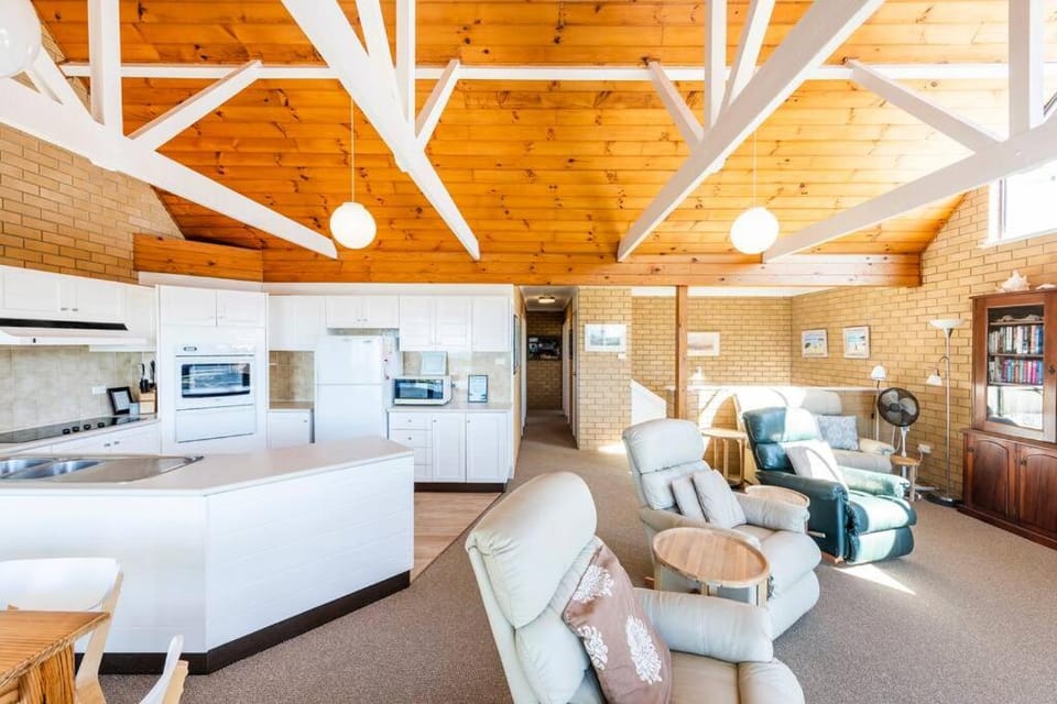 Kitchen or kitchenette, Living room, Seating area