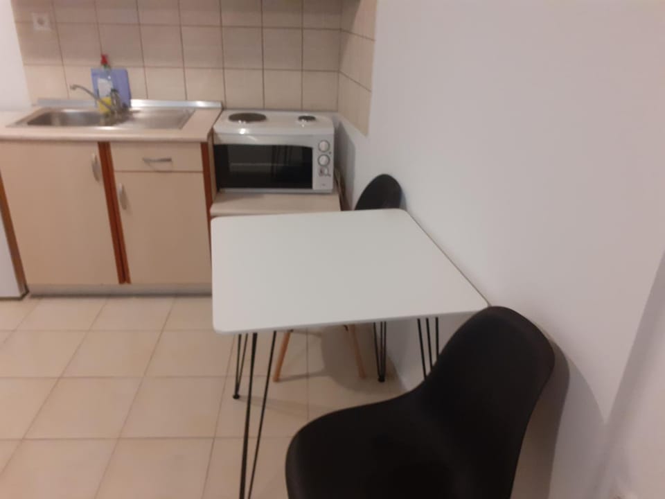 Kitchen or kitchenette, Dining area, stove