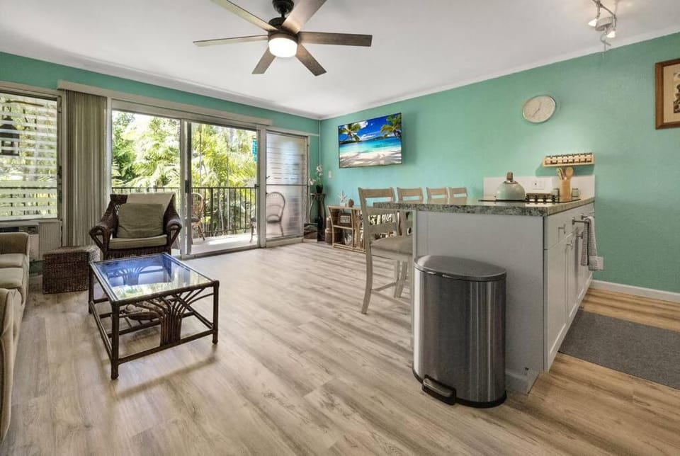 Oceanfront with AirCon-Hear the waves-Amazing Views-WIFI Apartment in Kaanapali