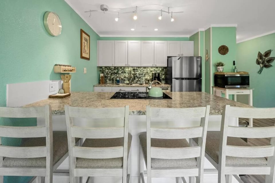 Oceanfront with AirCon-Hear the waves-Amazing Views-WIFI Apartment in Kaanapali