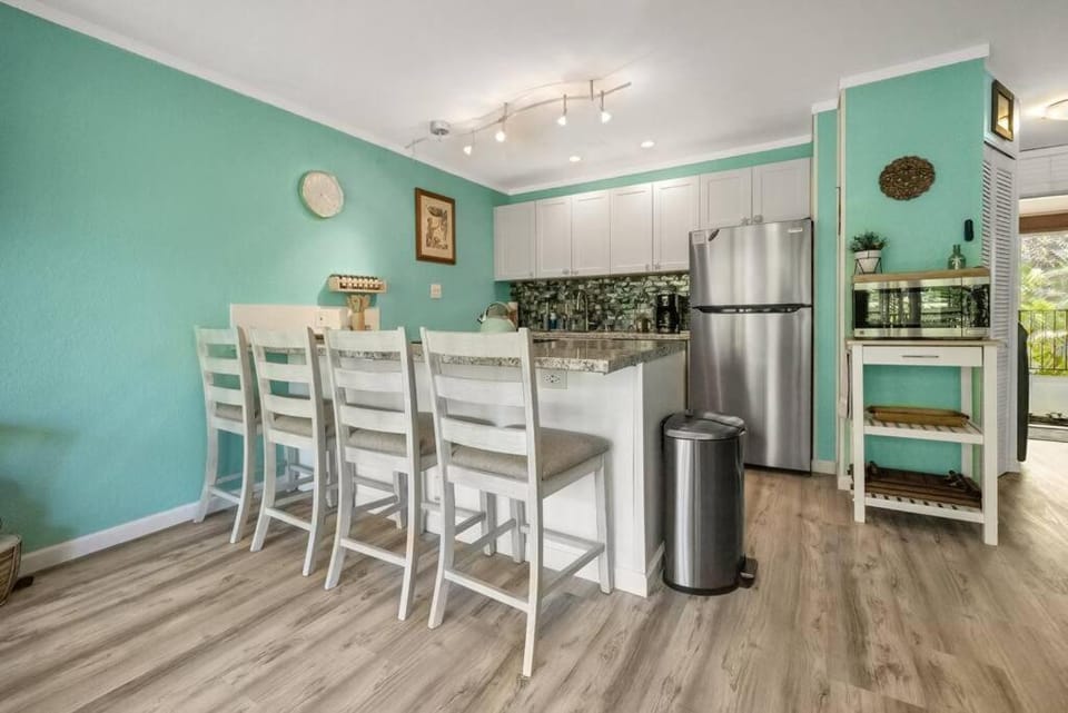 Oceanfront with AirCon-Hear the waves-Amazing Views-WIFI Apartment in Kaanapali