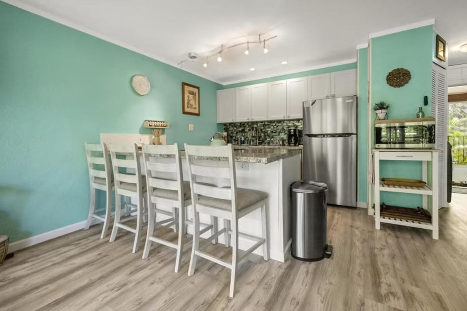 Oceanfront Condo - Hear the waves-Amazing Views, WIFI with AC, free parking Apartment in Kaanapali