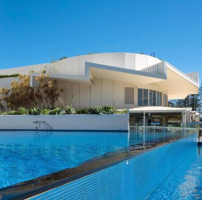 Property building, Day, Swimming pool