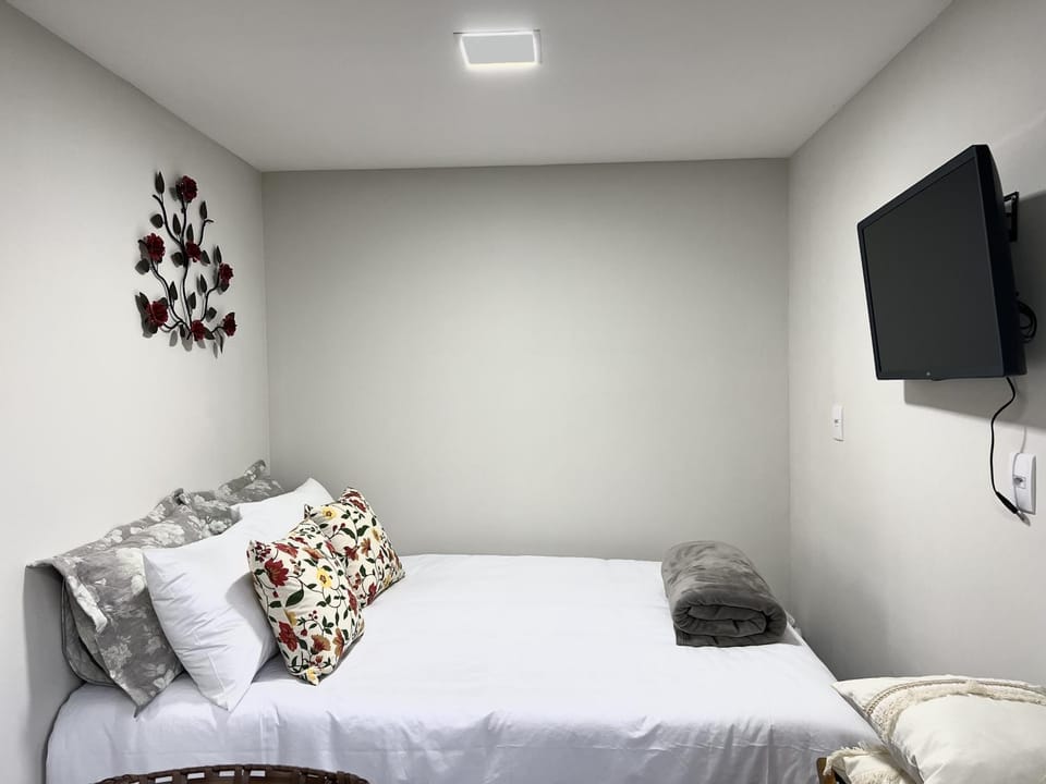 Bed, TV and multimedia, Bedroom
