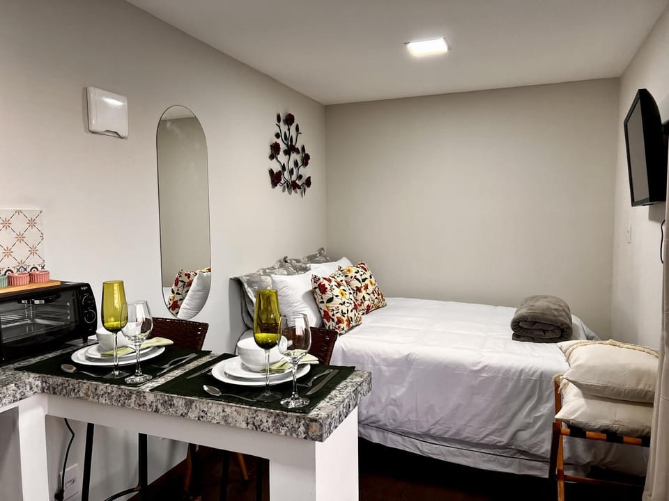 Bed, TV and multimedia, Photo of the whole room, Dining area, Bedroom