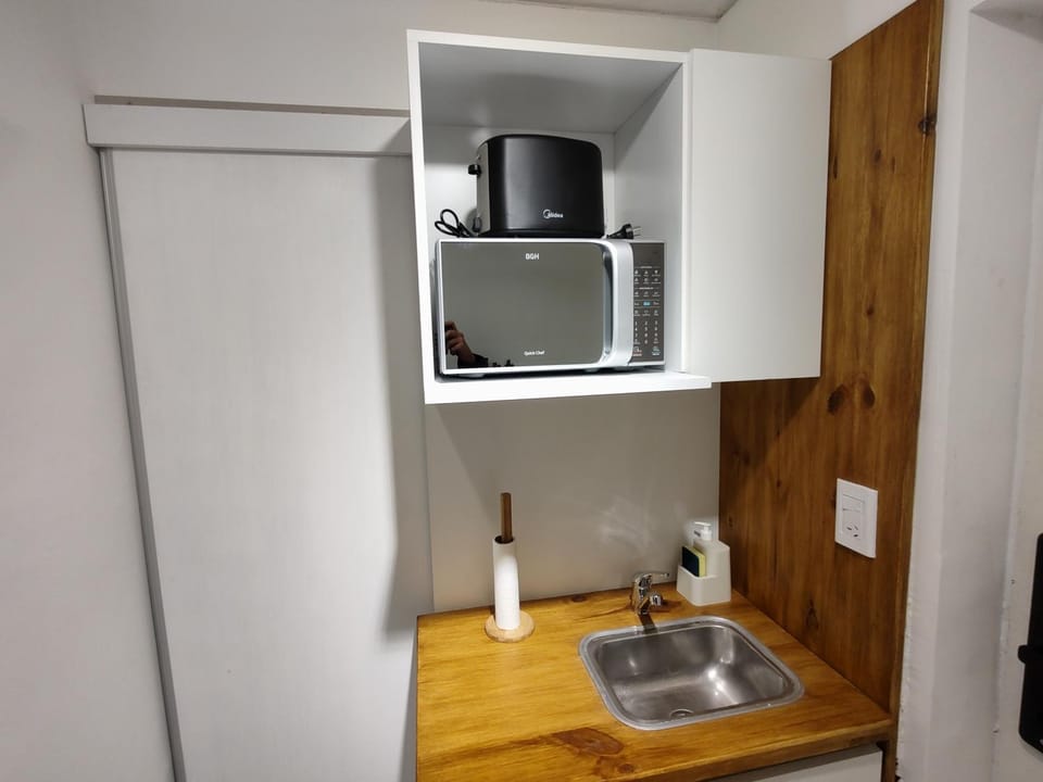 Kitchen or kitchenette, minibar