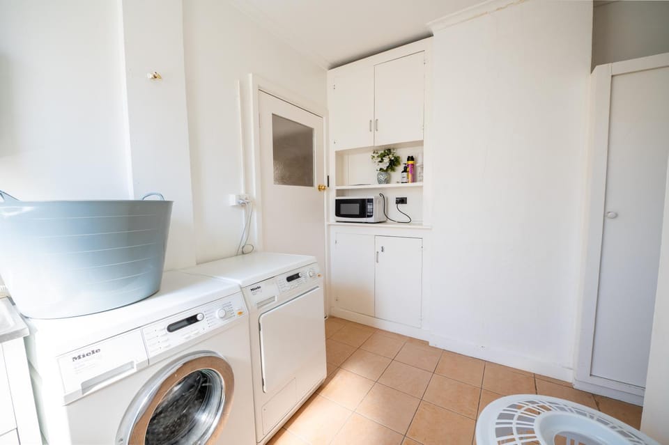 minibar, laundry, washing machine, dryer