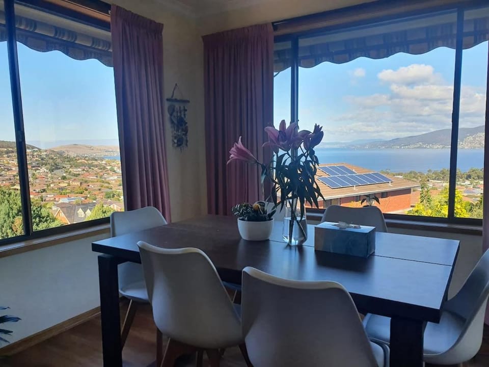 Serenity Retreat with 10 Min to City and Airport House in Tasmania