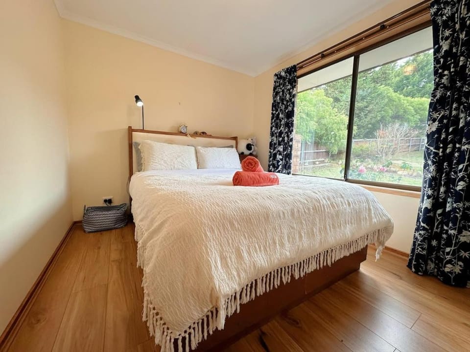 Serenity Retreat with 10 Min to City and Airport House in Tasmania