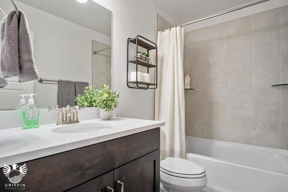 1169 Spacious Townhome at Escondido House in Washington