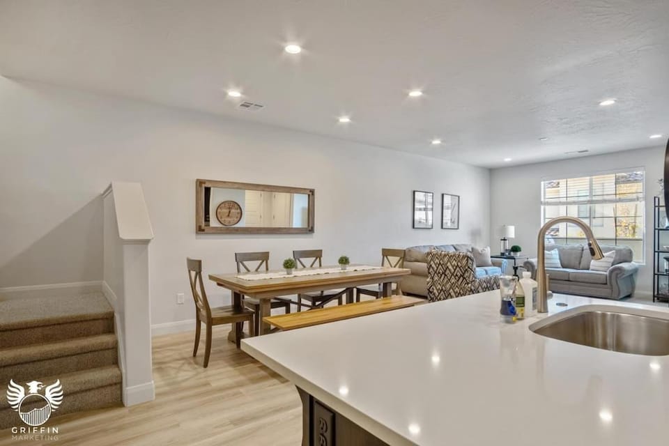 1169 Spacious Townhome at Escondido House in Washington