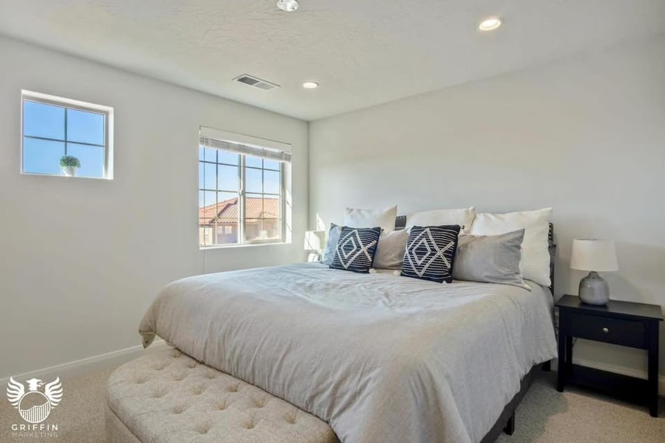 1169 Spacious Townhome at Escondido House in Washington