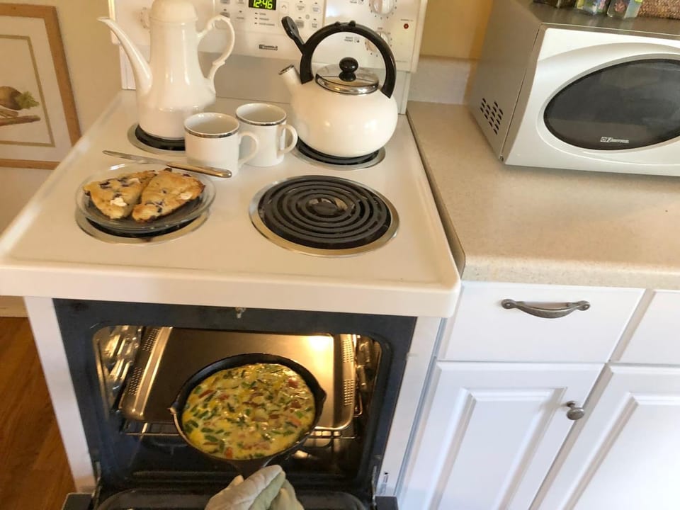 Kitchen or kitchenette, Food, Breakfast