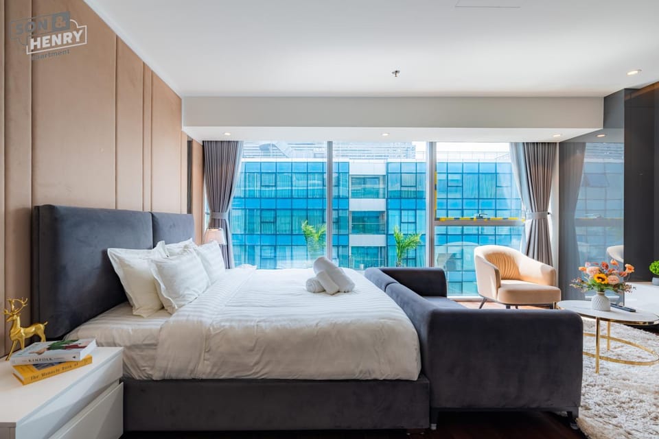 Bed, Living room, Photo of the whole room, Seating area, Bedroom, Pool view, Swimming pool, towels