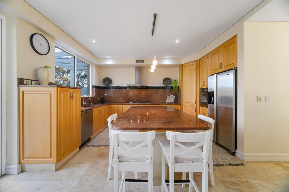 Coffee/tea facilities, Breakfast, dishwasher, internet, oven, stove, kitchen