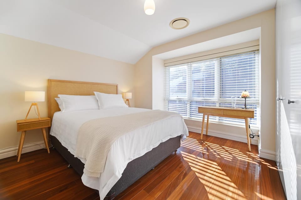 Property building, Bed, Photo of the whole room, Bedroom, Quiet street view