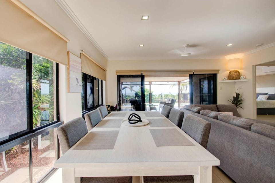 Le Reve Wake up to sunrises and tropical breezes House in Mission Beach