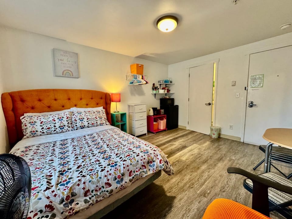 Bed, Kitchen or kitchenette, Photo of the whole room, Seating area, Bedroom, wardrobe