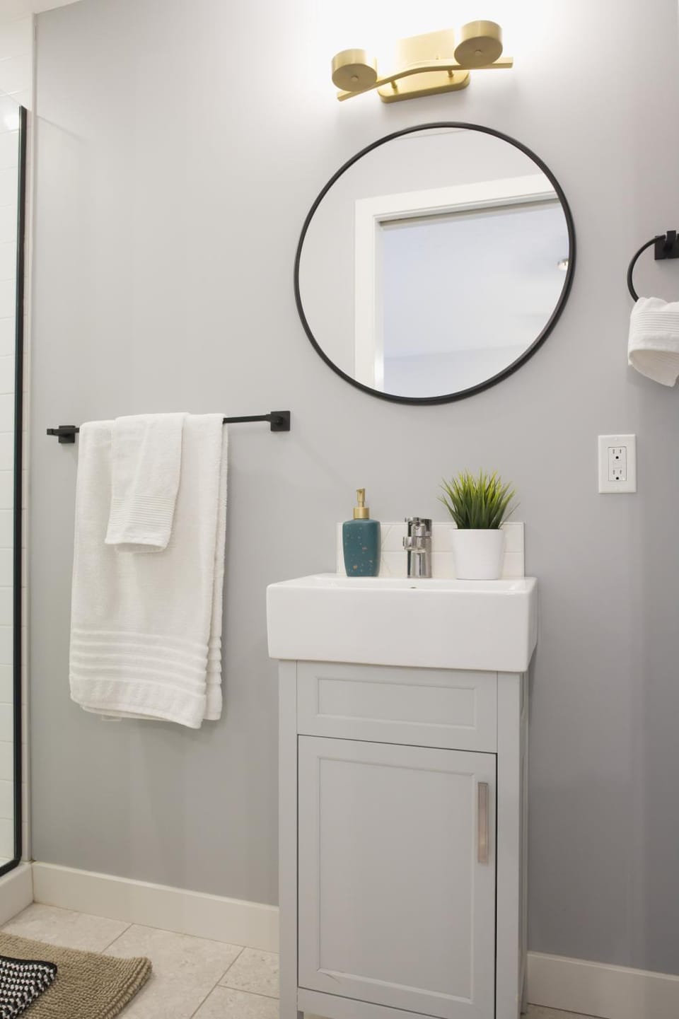 Bathroom, towels