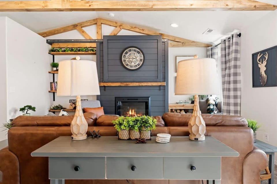 Modern Cabin Vibes, Vaulted ceilings, Sleeps 8! Cabin in Caldwell