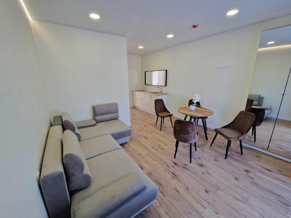 Kitchen or kitchenette, Living room, Seating area, Dining area