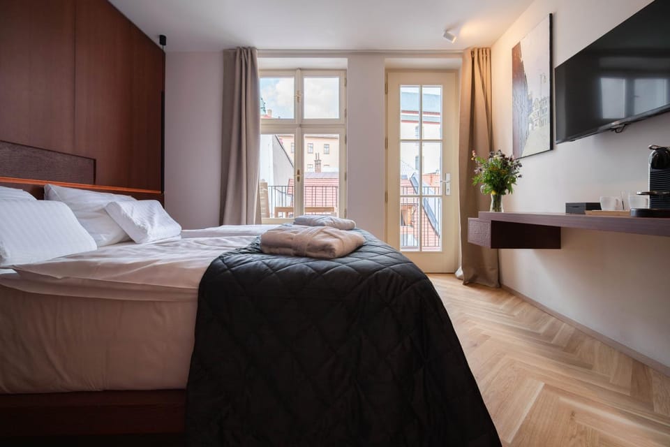 Bed, TV and multimedia, Photo of the whole room, Bedroom