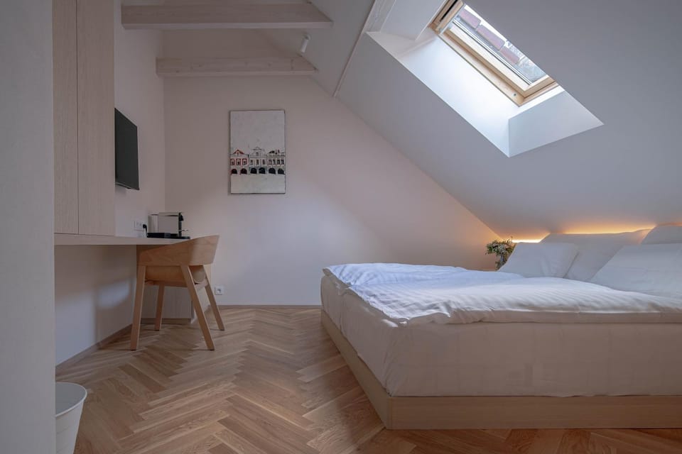 Bed, TV and multimedia, Photo of the whole room, Bedroom, hair dresser