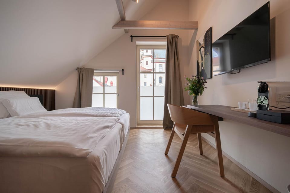 Bed, TV and multimedia, Photo of the whole room, Bedroom, hair dresser