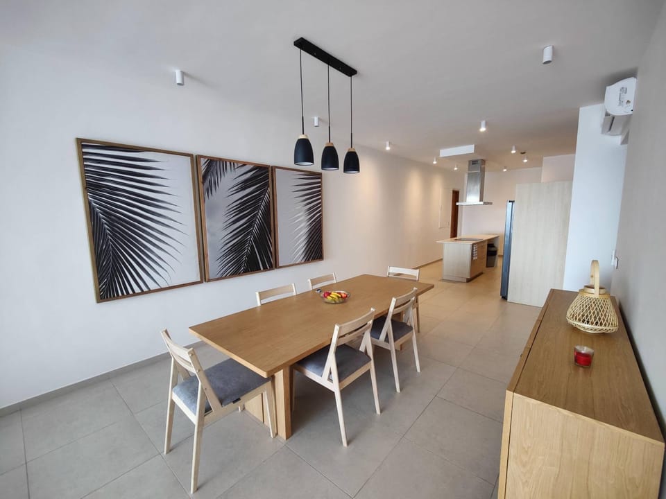 Kitchen or kitchenette, Living room, Seating area, Dining area, air conditioner