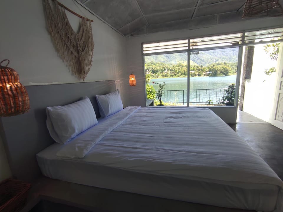 Bed, Balcony/Terrace, Lake view