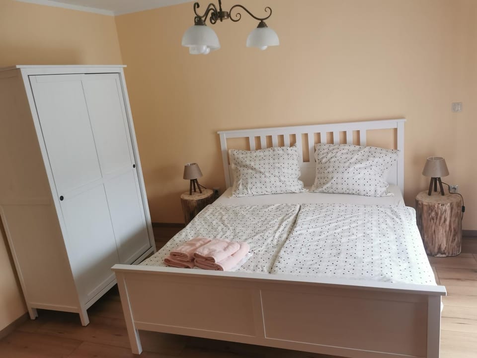 Photo of the whole room, Bedroom, wardrobe