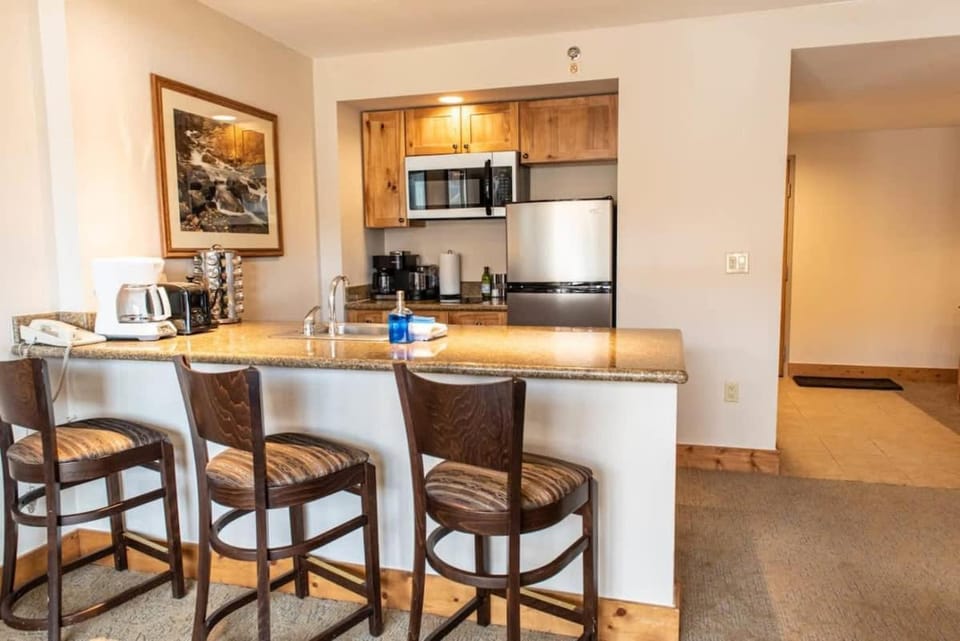 Coffee/tea facilities, Kitchen or kitchenette, dishwasher, stove, toaster