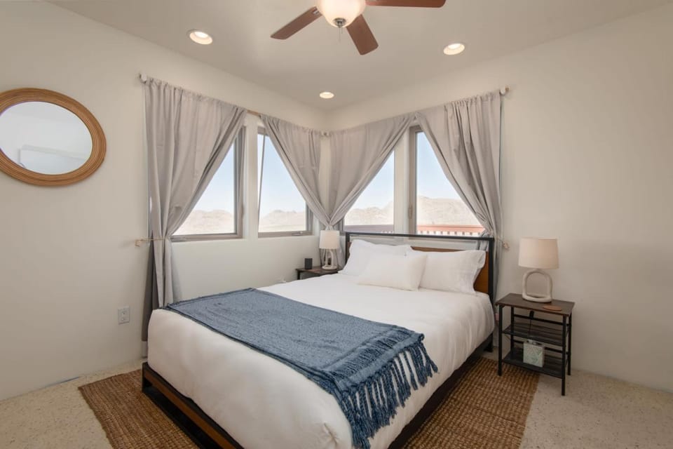 Desert Lily - Quiet Compound 5Min to National Park Pool and Spa on 5 Acres House in Southern California